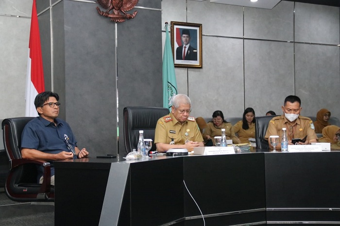 RAKOR INFLASI: Sekda Kalbar Harisson mengikuti Rakor Pengendalian Inflasi Nasional secara virtual dari Kantor Gubernur Kalbar, Selasa (4/11).