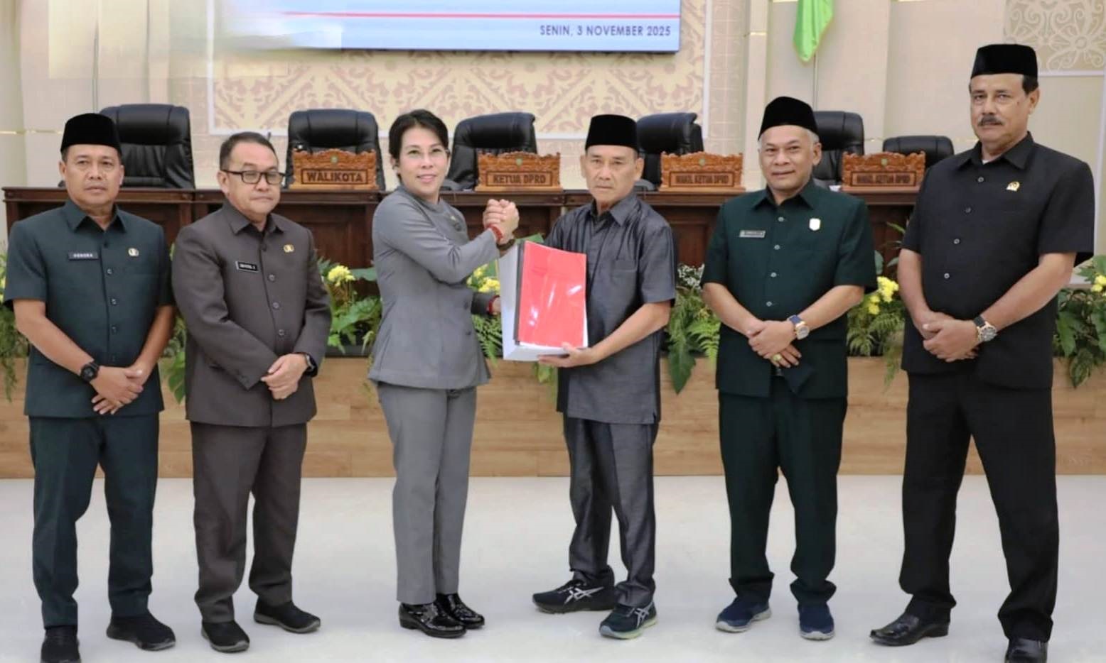 RAPERDA: Wali Kota Singkawang Tjhai Chui Mie menyampaikan Nota Pengantar tiga Raperda strategis dalam Rapat Paripurna DPRD Kota Singkawang, Selasa (4/11).