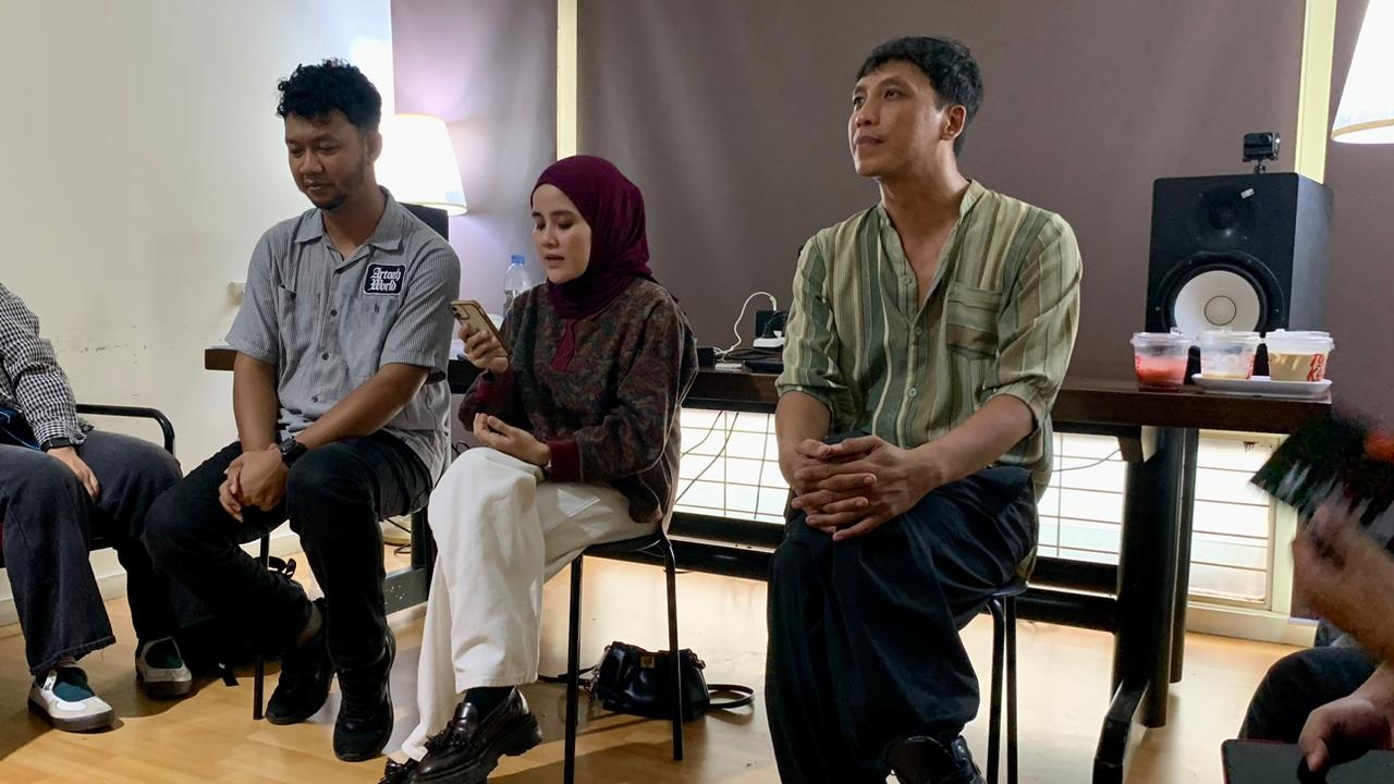 MANJAKANI : Duo Manjakani, Taufan dan Nabilla bersama produser Ajung (kanan), saat sesi dengar perdana album kedua mereka di hadapan awak media di Toko Kami (Suhada), Selasa (4/11).