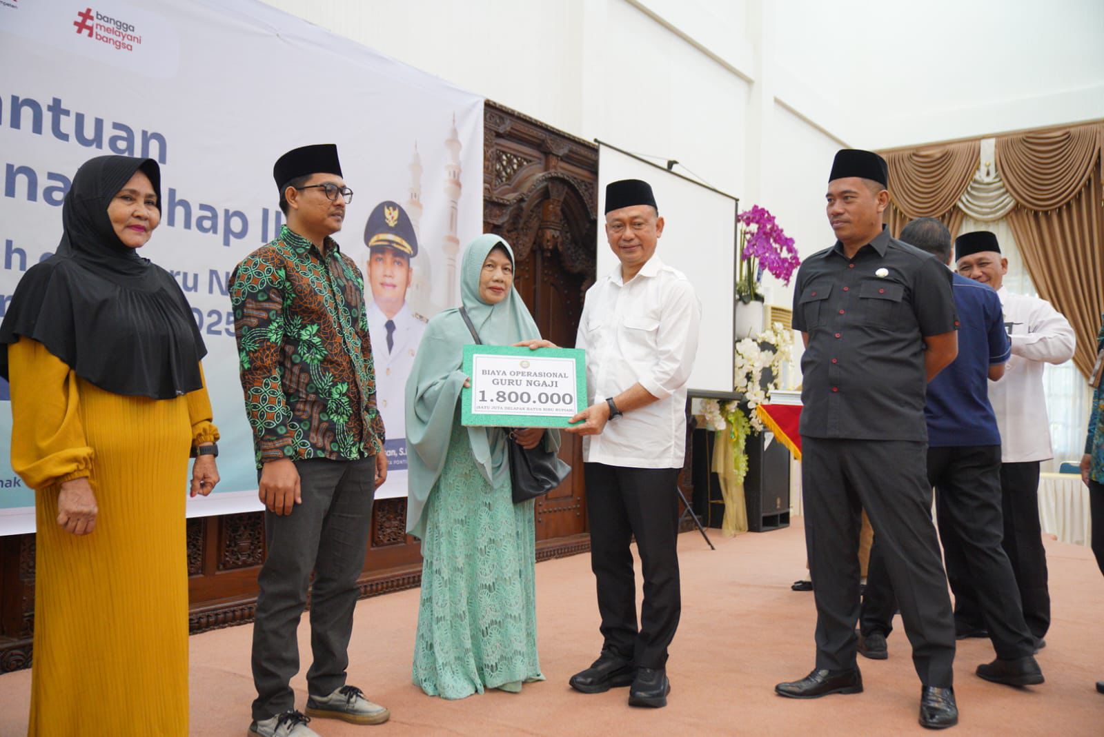BANTUAN: Wali Kota Pontianak Edi Rusdi Kamtono menyerahkan secara simbolis bantuan operasional bagi guru ngaji tradisional.