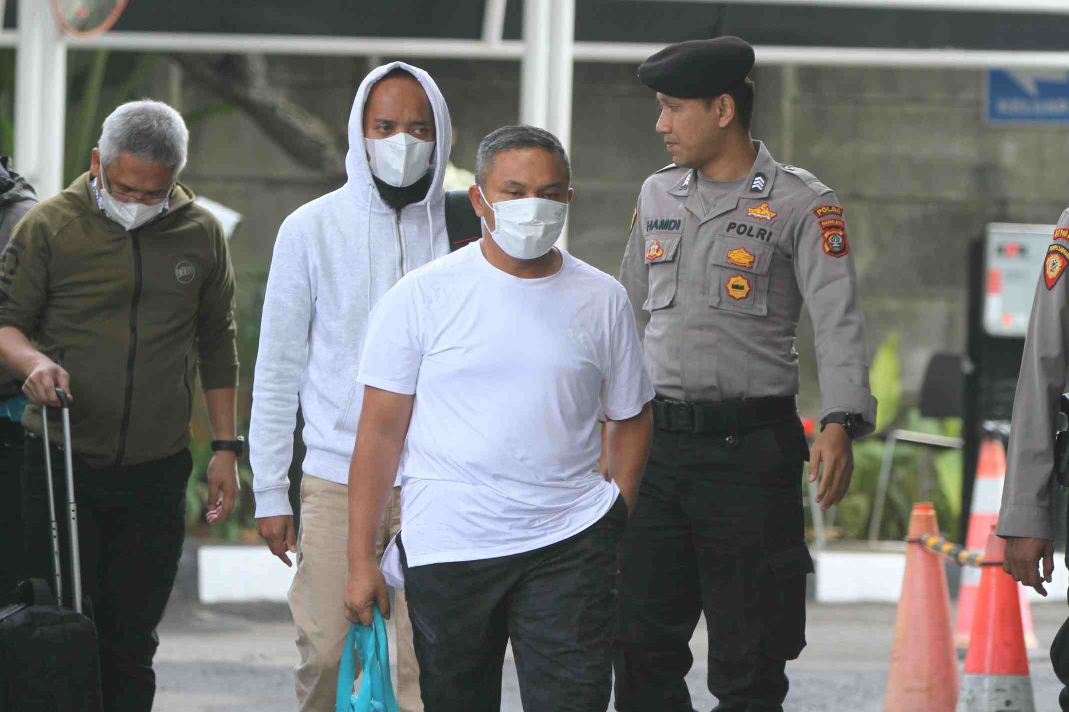 TIBA DI KPK: Gubernur Riau Abdul Wahid (tengah) saat tiba di Gedung Merah Putih KPK, Jakarta, Selasa (4/11) untuk menjalani pemeriksaan lanjutan. Abdul Wahid merupakan salah satu dari sepuluh orang ya