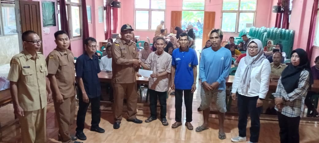 BANTUAN : Penyaluran Bantuan Anggaran Tahun 2025 yang berlangsung di Balai Desa Pampang Harapan, Kecamatan Sukadana.