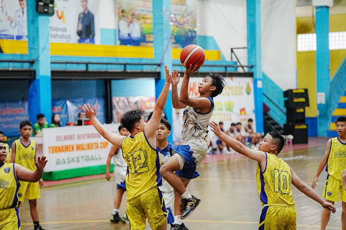 Pertandingan antara SMPN 3 Pontianak vs SMP Methodist.