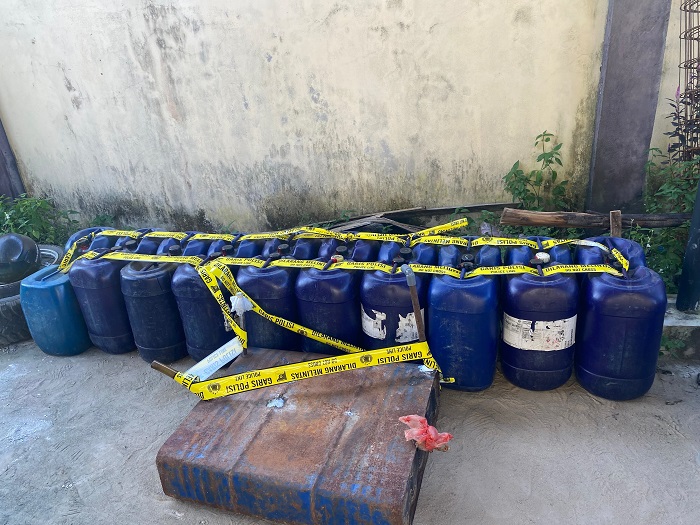 BARANG BUKTI: Petugas Satreskrim Polres Singkawang memperlihatkan barang bukti jeriken berisi Pertalite ilegal yang diamankan dari tersangka JM.