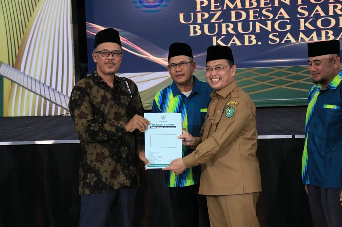 PENGHARGAAN: Baznas Kalimantan Barat memberikan penghargaan kepada Gubernur Ria Norsan atas komitmen dan peran aktifnya dalam pelaksanaan Sistem Payroll Zakat ASN di Pendopo Gubernur, Selasa (4/11).