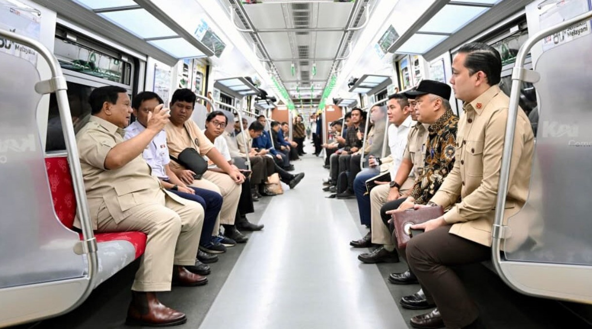 NAIK KERETA: Presiden Prabowo Subianto (kiri) naik KRL dari Manggarai ke Tanah Abang, guna memastikan pelayanan semakin nyaman di sela meninjau langsung pelayanan transportasi publik yang menjadi nadi