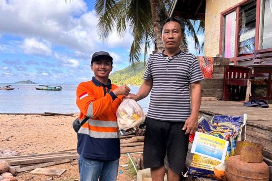 PT DIB membagikan bantuan sembako untuk warga Desa Pelapis. DIB selaku pengelola KIPP merupakan gambaran investasi yang berdampak positif bagi perekonomian daerah dan kesejahteraan masyarakat.