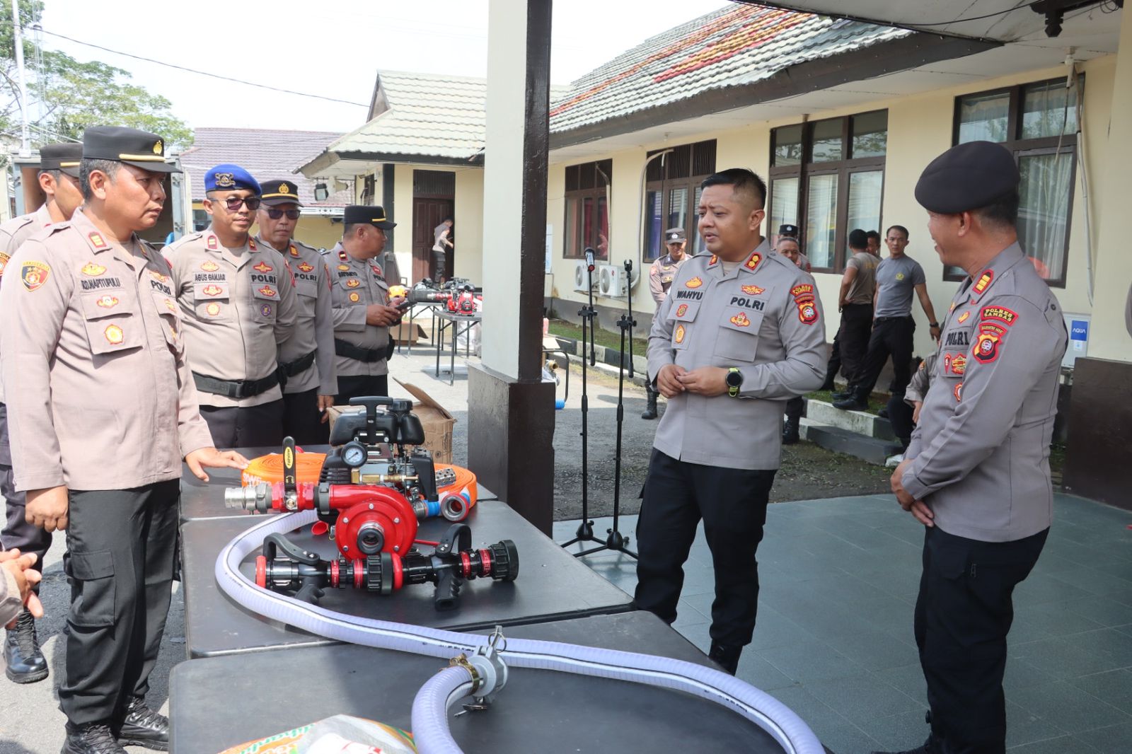 PANTAU: Kapolres Sambas saat memantau sejumlah sarpras pemadam karhutla yang didistribusikan ke polsek jajaran.