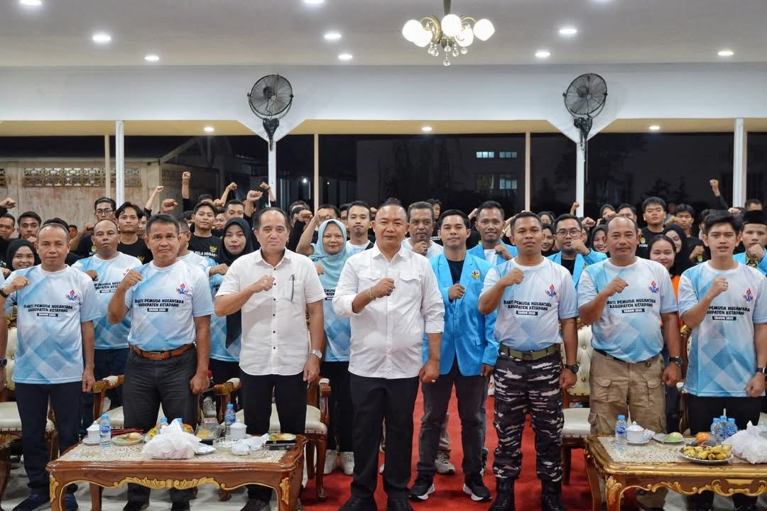 BELA NEGARA : Bupati Ketapang, Alexander Wilyo, membuka kegiatan pendidikan pemuda bela negara di Pendopo Bupati Ketapang, Senin (3/11) malam.