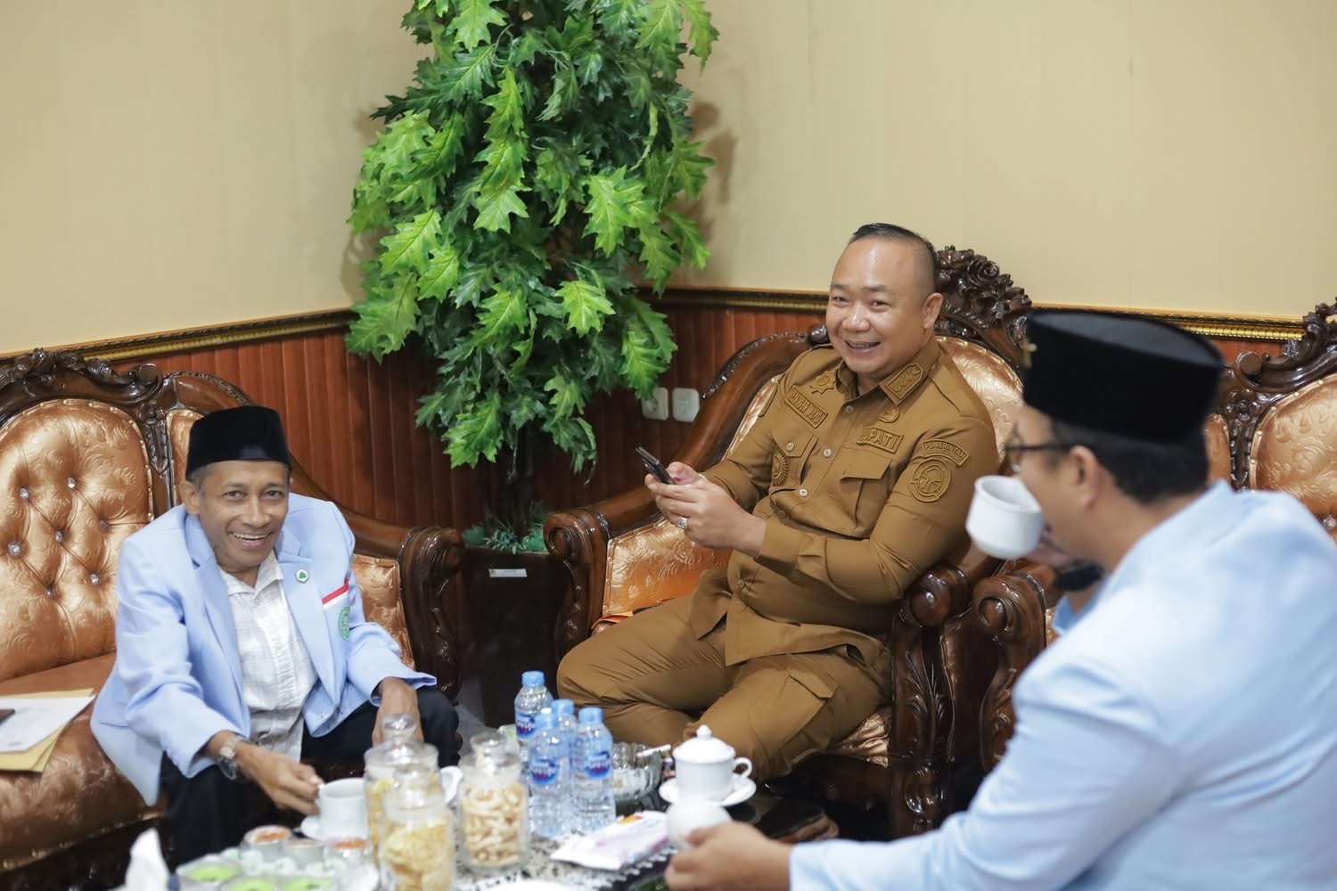 SILATURAHMI : Bupati Ketapang, Alexander Wilyo, berbincang-bincang dengan Ketua DPD BKPRMI Ketapang, Edy Karnaen Godang, Senin (3/11).