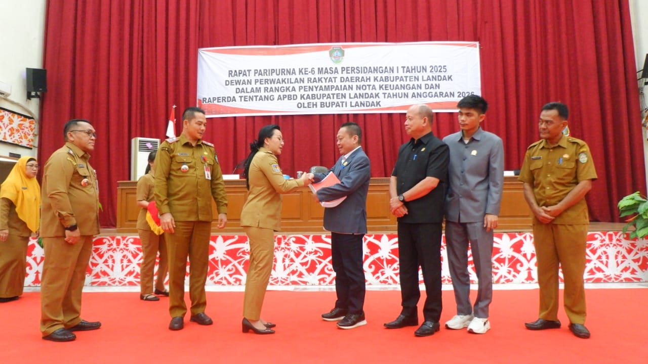 DOKUMEN : Bupati Landak Karolin Margret Natasa saat menyerahkan dokumen pengantar nota keuangan dan Raperda tentang APBD kabupaten Landak tahun anggaran 2026 dalam rapat paripurna di DPRD Landak.