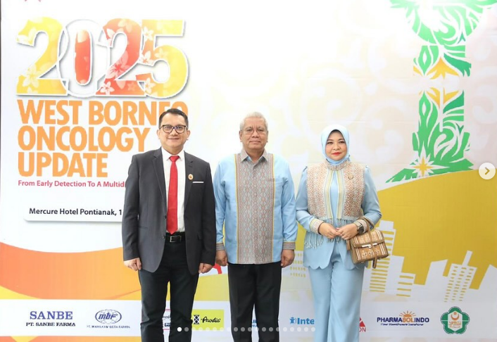 Ketua YKI Kalbar Windy Prihastari beserta Suami Harisson, bersama pengurus POI Pontianak berfoto usai pembukaan West Borneo Oncology Update 2025 di Hotel Mercure Pontianak.