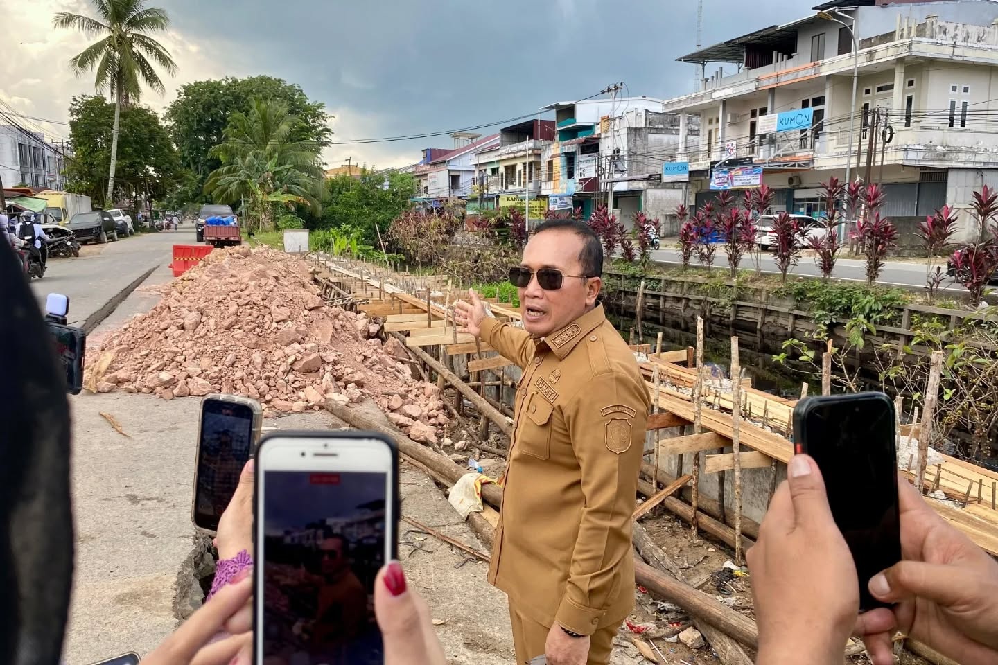 KONTEN: Bupati Kubu Raya Sujiwo saat meninjau perbaikan Jalan Sungai Raya Dalam, Kabupaten Kubu Raya, belum lama ini. Dalam setiap aktivitasnya sebagai kepala daerah, Sujiwo selalu membuat vlog dan me