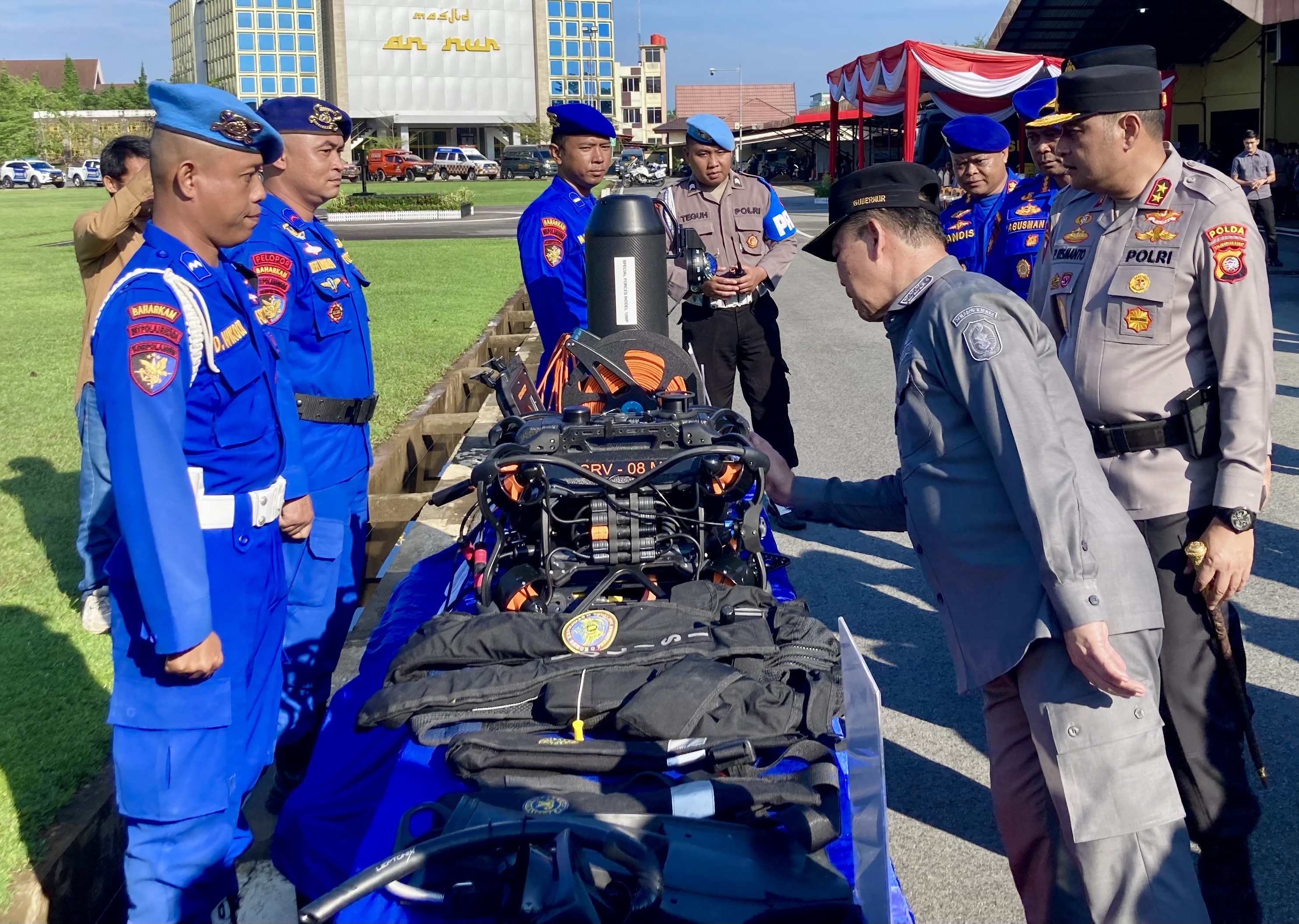 CEK KESIAPAN: Kapolda Kalbar Irjen Pol Pipit Rismanto bersama Gubernur Kalbar Ria Norsan dan Forkopinda saat mengecek kesiapan sarana dan prasarana penanggulangan bencana di lapangan Jananuraga, Polda