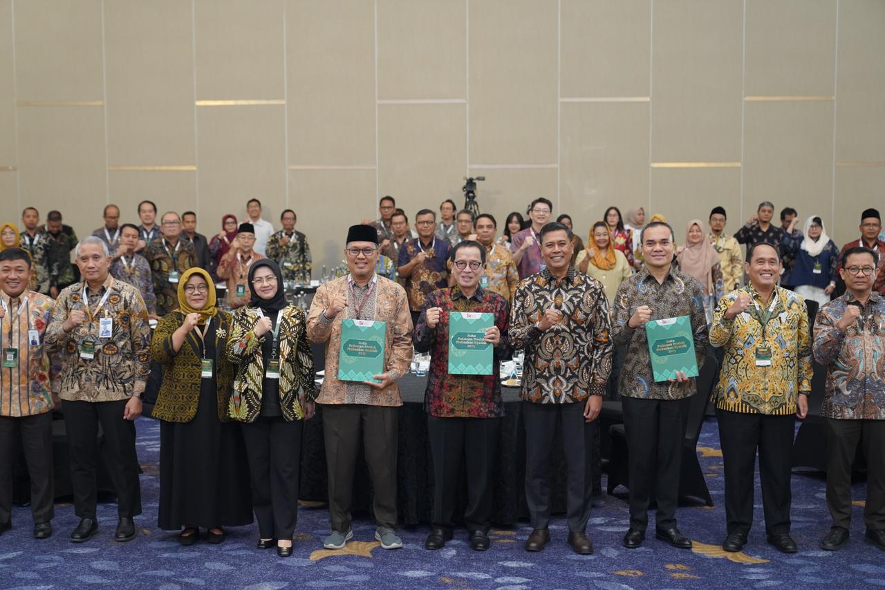 Foto bersama kegiatan Indonesia Islamic Finance Summit (IIFS) 2025 yang digelar di Surabaya, Selasa (4/11).