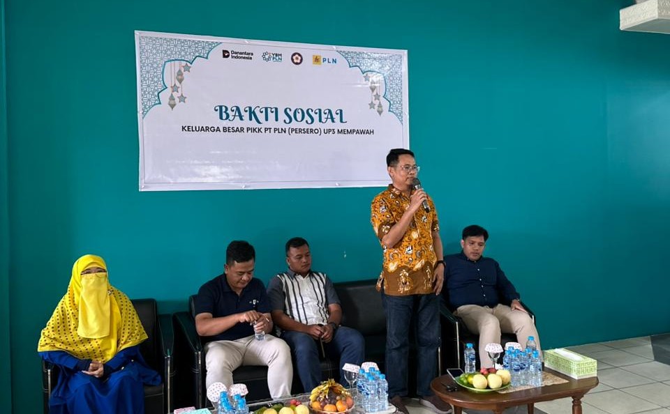 Manager PT PLN (Persero) UP3 Mempawah, Abdul Azis P, memberikan sambutan dalam kegiatan Bakti Sosial yang diselenggarakan oleh Keluarga Besar PIKK PLN UP3 Mempawah di Aula PLN ULP Siantan.