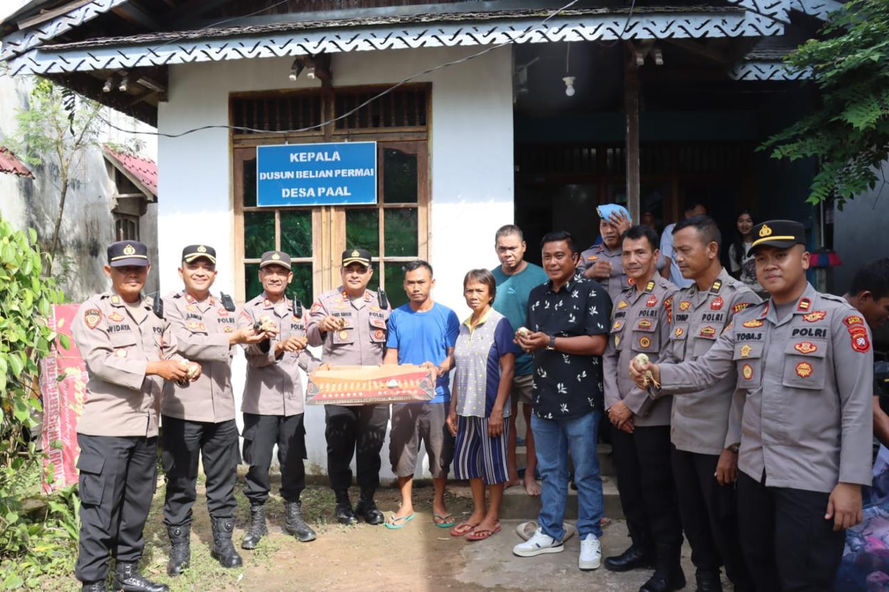 Kapolres Melawi bersama jajarannya menyerahkan bibit ayam kampung kepada Kelompok Tani Belian Permai.