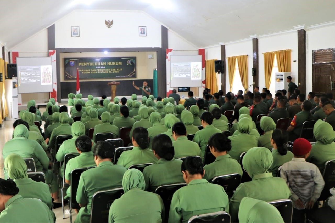 PENYULUHAN: Letkol Chk I Komang Sigit Mustika memberikan materi penyuluhan hukum kepada prajurit dan Persit Kodim 1205/Sintang di Aula Serbaguna, Sintang.