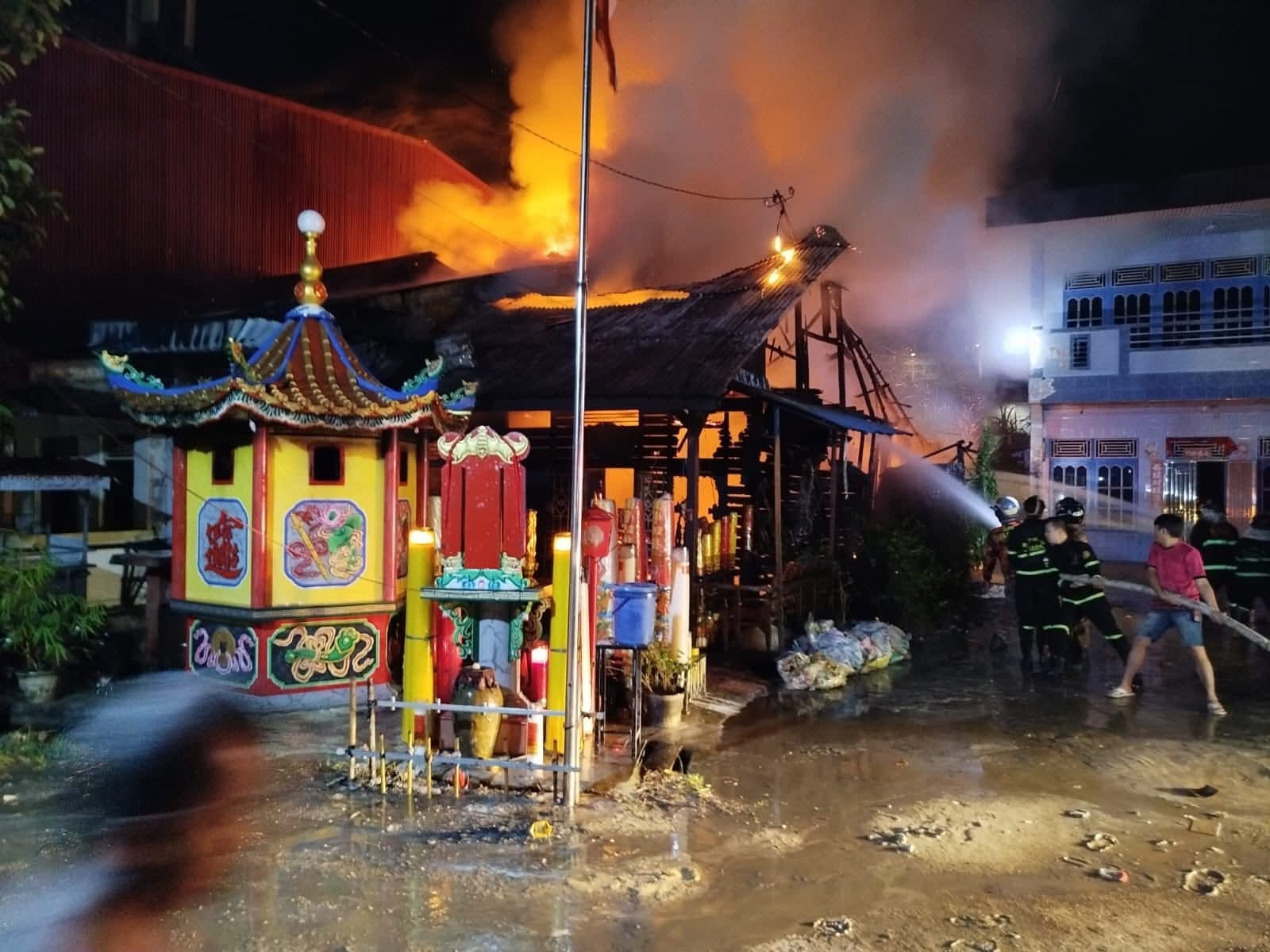 PADAMKAN API: Petugas pemadam kebakaran berupaya memadamkan api yang membakar Altar Sam Bong Lin Than di Singkawang Barat, Rabu (5/11) dini hari.