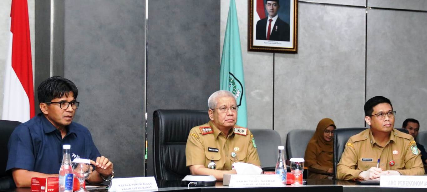 RAKOR: Sekda Kalbar Harisson memimpin rapat koordinasi bersama Perum Bulog secara virtual membahas pembangunan gudang, dan penggilingan padi di empat kabupaten, Selasa (4/11).