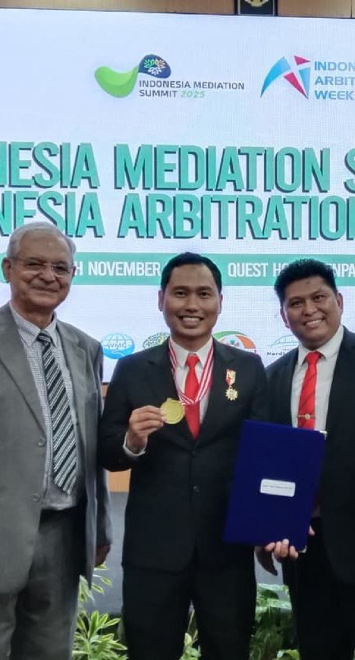PENGHARGAAN: Tegguh Yuliarto yang meraih penghargaan tingkat nasional.