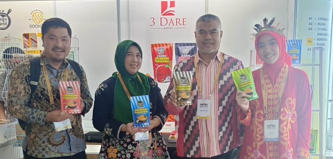PAMERAN: Plt Kepala Dinas Koperasi dan UKM Kalbar Ayub Barombo saat berkunjung ke stand UMKM Kalbar pada ajang PRABU Expo 2025 di SMESCO Exhibition Hall, Jakarta, Rabu (5/11).
