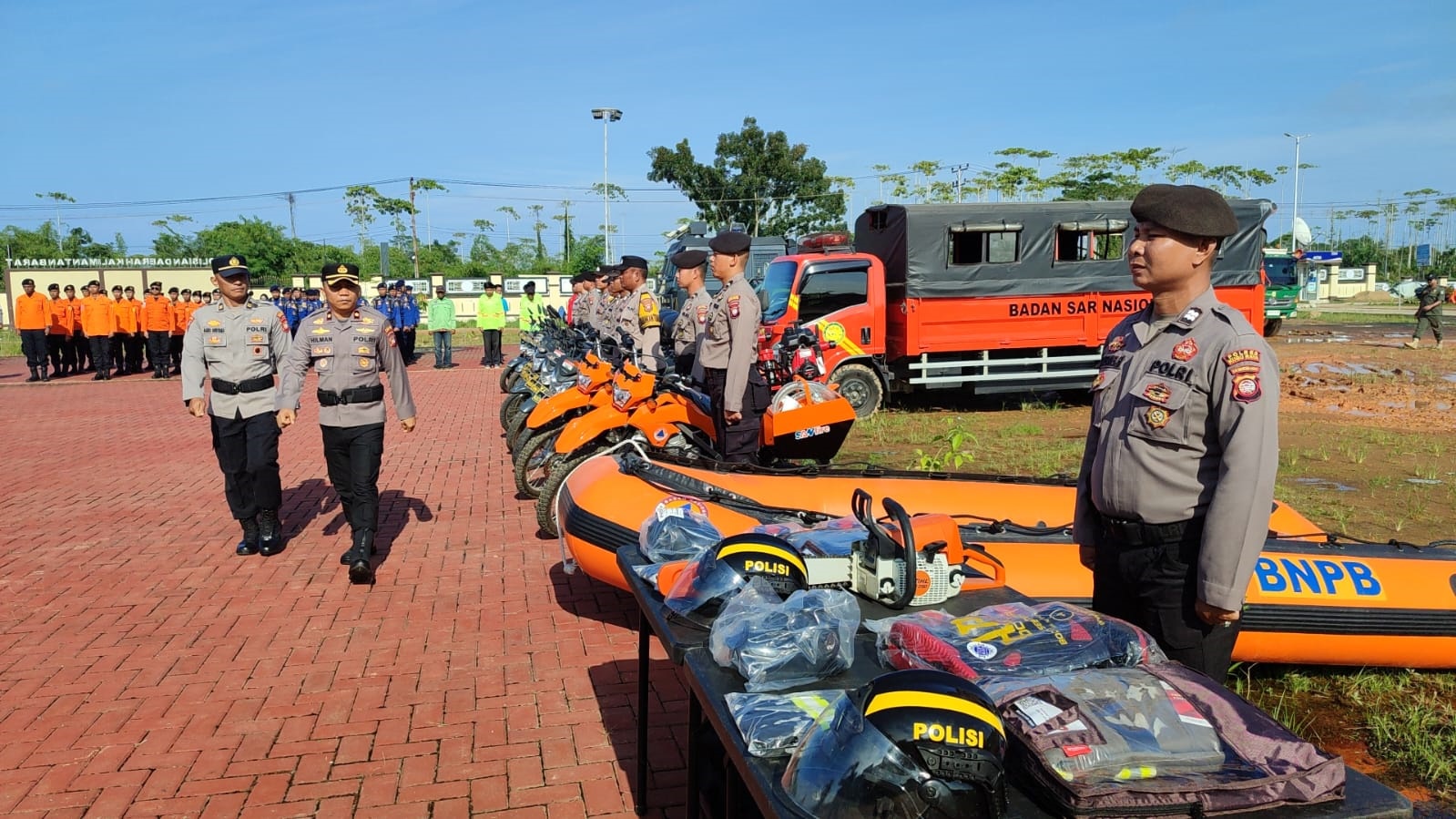 CEK PASUKAN: Wakapolres Kubu Raya Kompol Hilman Malaini memimpin Apel Kesiapan Bencana di halaman Mapolres Kubu Raya, Rabu (5/11).