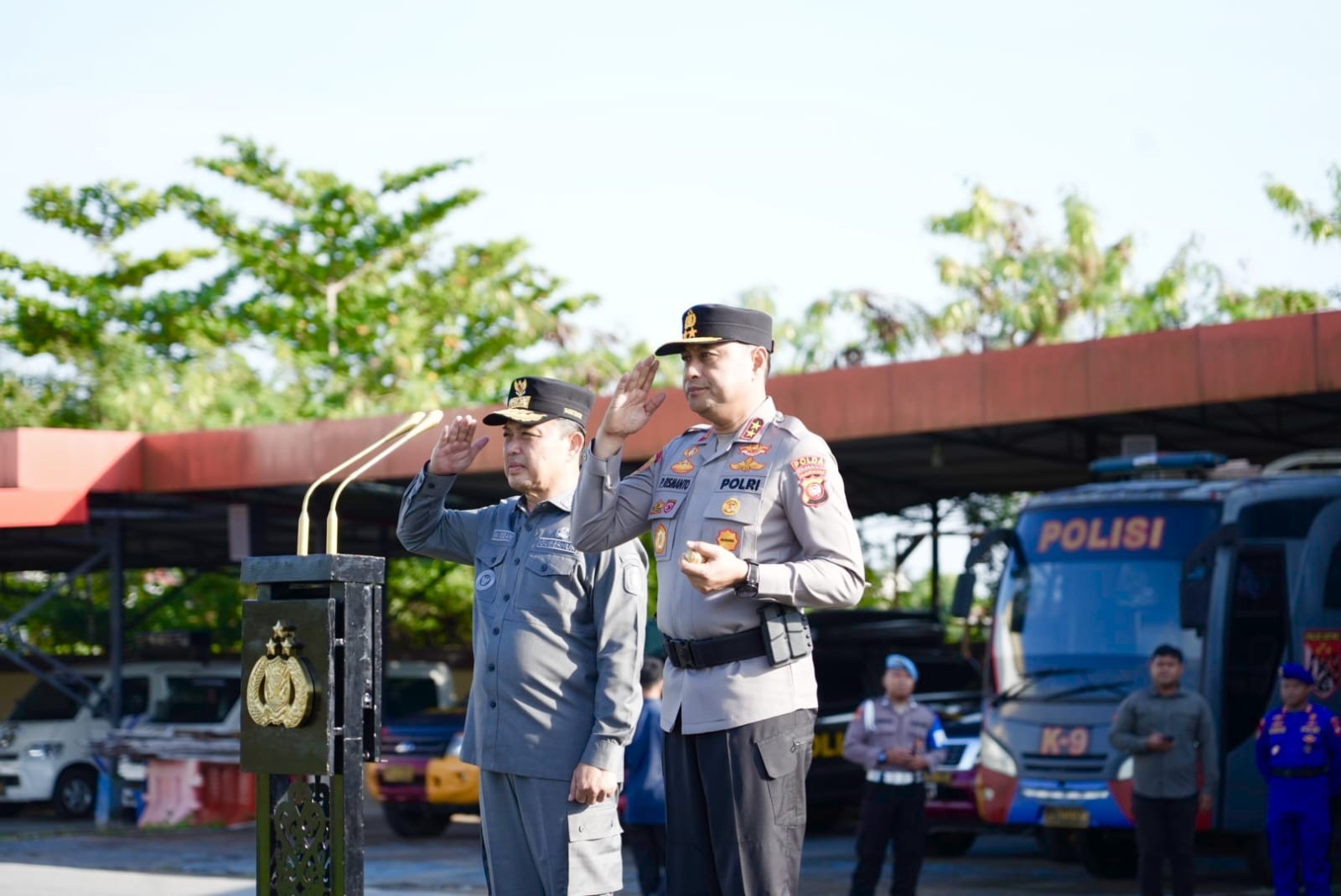 APEL: Gubernur Kalbar Ria Norsan dan Kapolda Kalbar Irjen Pol. Pipit Rismanto saat Apel Tanggap Darurat Bencana Hidrometeorologi di Lapangan Jananuraga, Pontianak, Rabu (5/11).