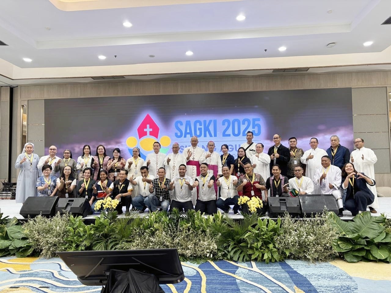 DIABADIKAN: Delegasi Regio Sintang bersama Uskup Mgr. Samuel Oton Sidin, OFM. Cap dan Mgr Agustinus Agus, saat menghadiri SAGKI V di Jakarta, Rabu (5/11).
