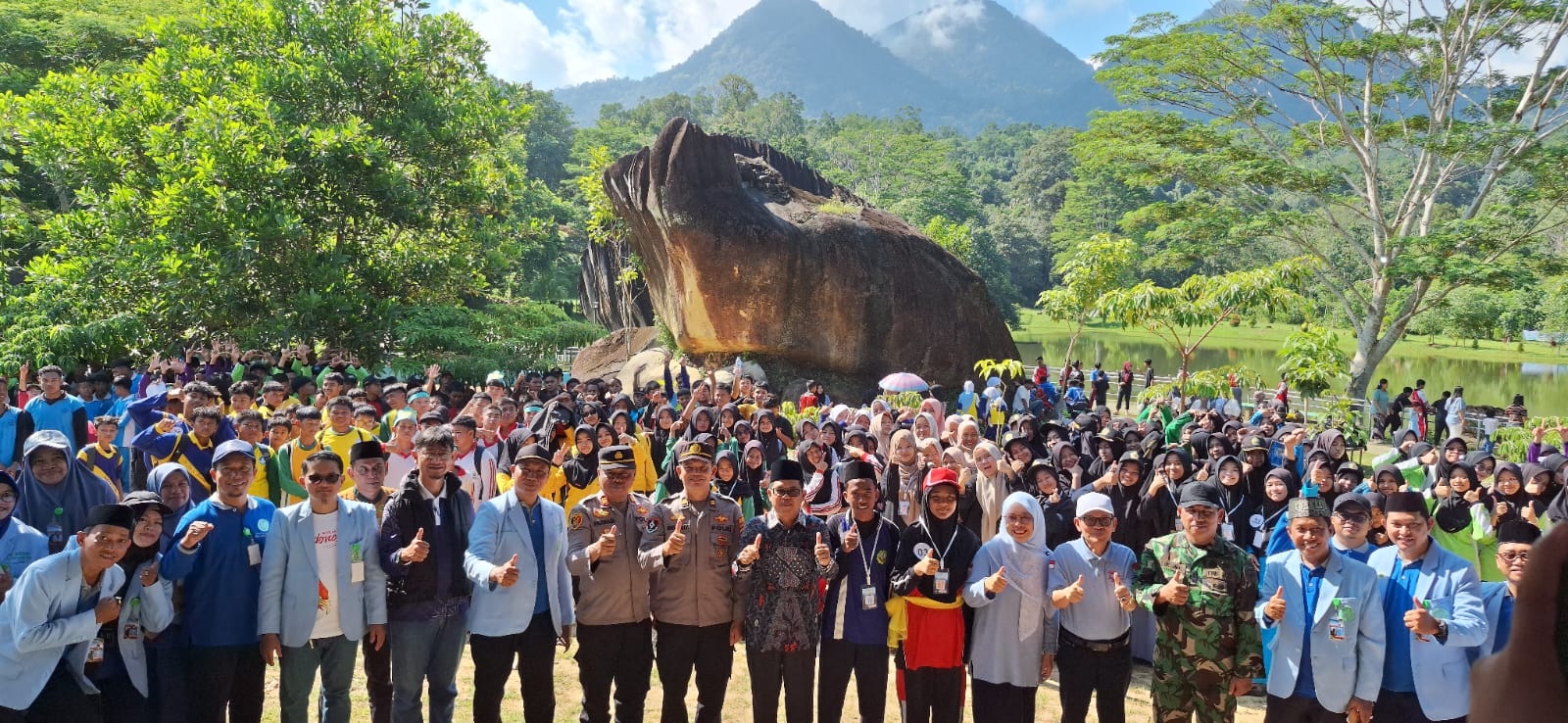 JAMBORE: Ratusan peserta antusias mengikuti Jambore Remaja Islam IV BKPRMI Kota Singkawang di Taman Wisata Alam Batu Belimbing, Kecamatan Singkawang Timur, Sabtu (1/11).