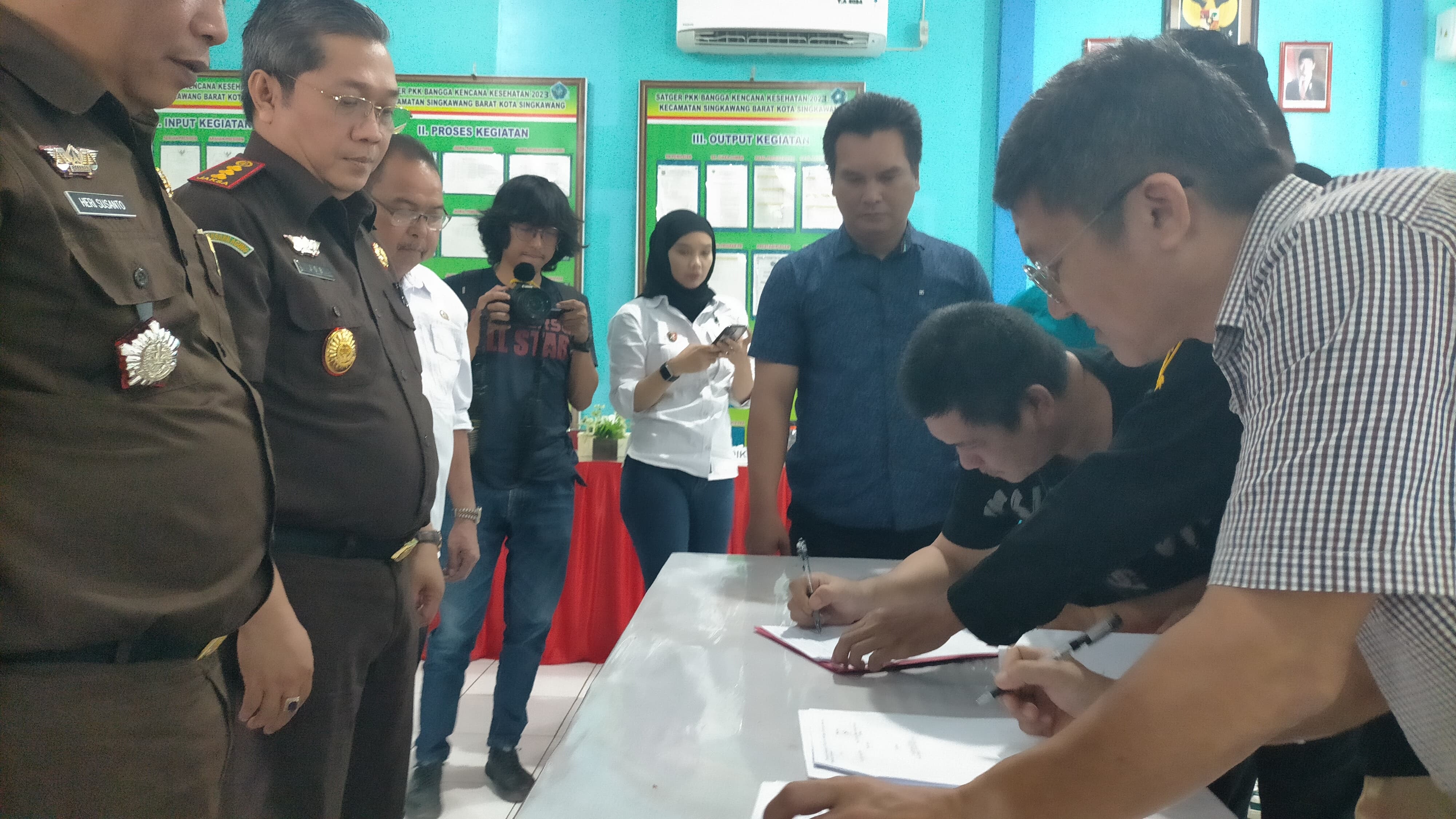 RESTORATIVE JUSTICE: Pelaku pencurian sepeda memohon saat proses Restorative Justice di Aula Kantor Camat Singkawang Barat, Rabu (5/11).