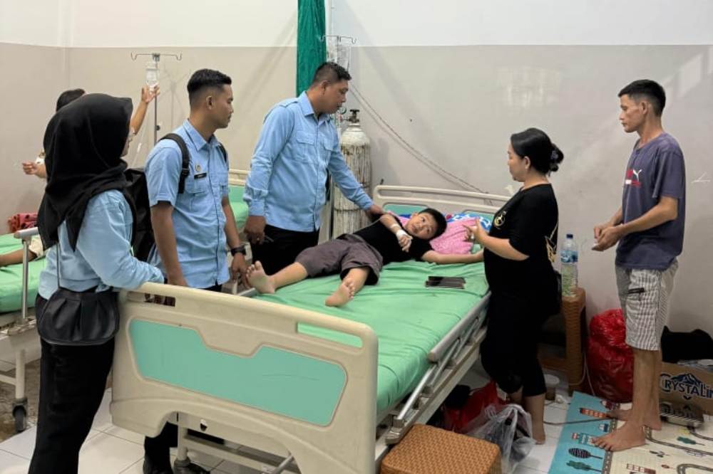 Kepala Program MBG Regional Kalbar, Agus Kurniawi, menjenguk salah satu pelajar yang diduga mengalami keracunan makanan di rumah sakit di Kapuas Hulu.