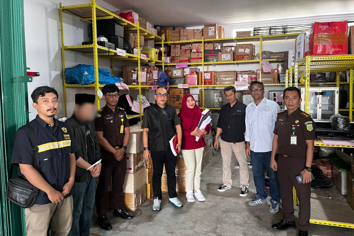 Penyidik Bea dan Cukai Kalimantan bagian Barat saat menyerahkan berkas perkara dan tersangka peredaran rokok ilegal ke Kejaksaan Negeri Pontianak.