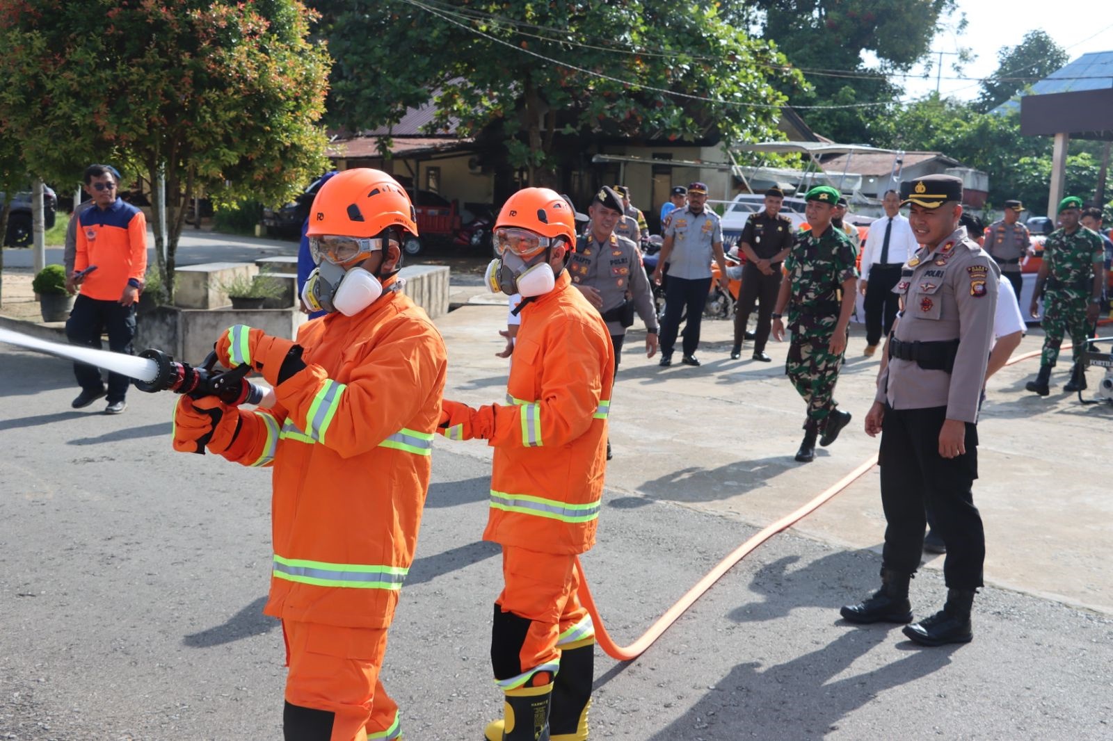 PANTAU: Wakapolres Sambas memantau penggunaan alat pemadam saat kegiatan apel bersama kesiapsiagaan bencana.