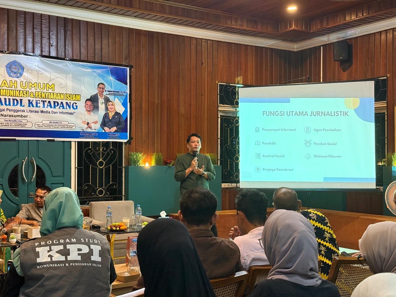 PEMATERI : Ketua AJK, Theo Bernadhi, menyampaikan materi di hadapan puluhan mahasiswa KPI STAI Al-Haudl Ketapang, Selasa (4/11) malam.