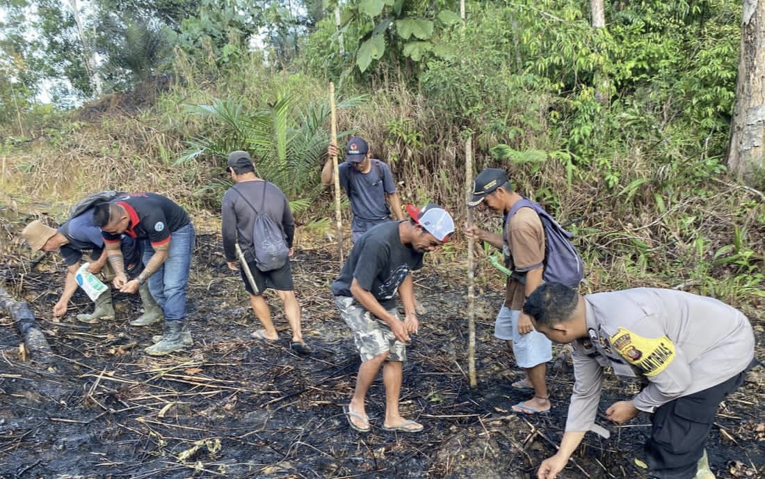 PENANAMAN : Anggota Polsek Kuala Behe saat melakukan penanaman jagung di desa Sehe Lusur.