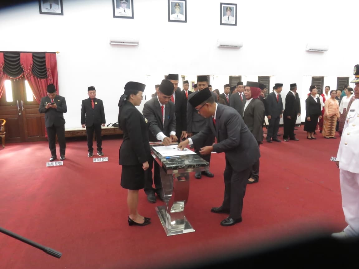 LANTIK : Bupati Landak, Karolin Margret Natasa di saat pelantikan sejumlah kepala dinas, staf ahli, hingga camat di aula kantor Bupati Landak.