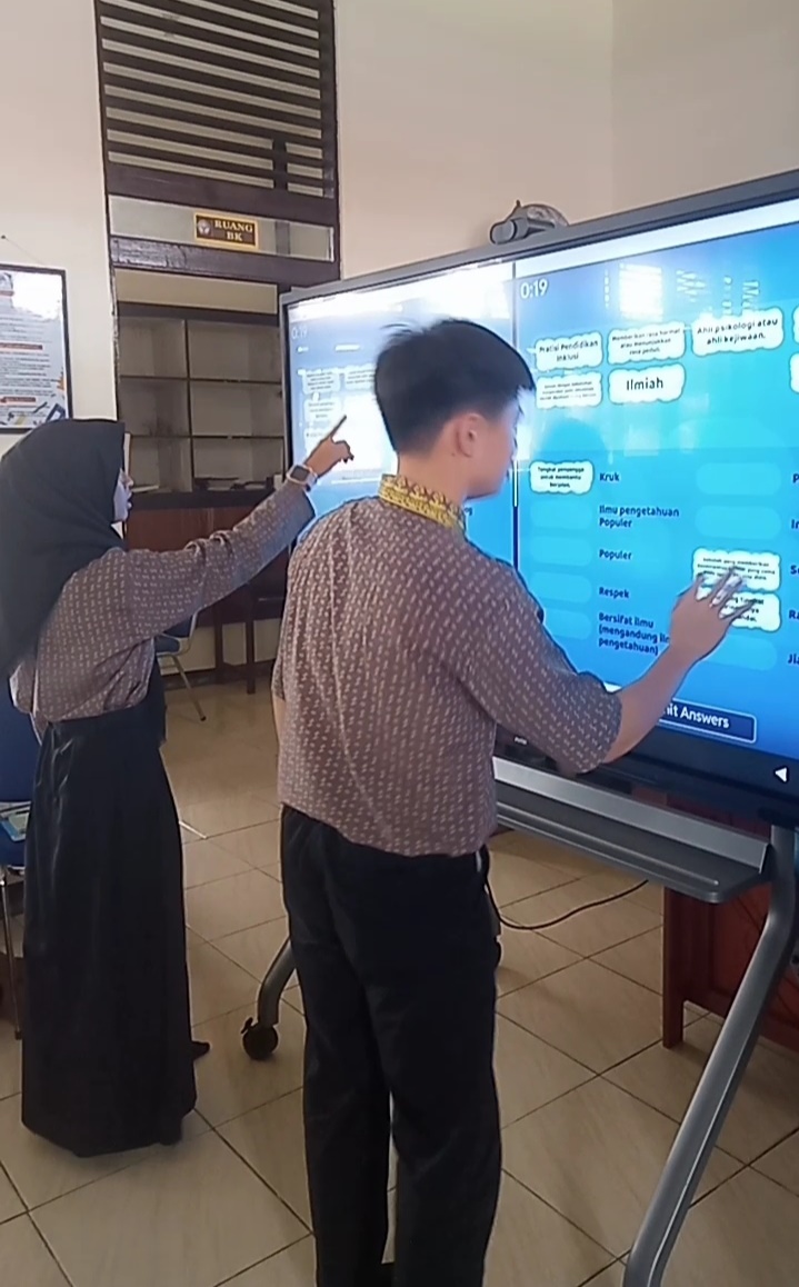 MENARIK: Pelajar SMPN 1 Teluk Keramat saat melaksanakan proses belajar mengajar dengan IFP bantuan Presiden.