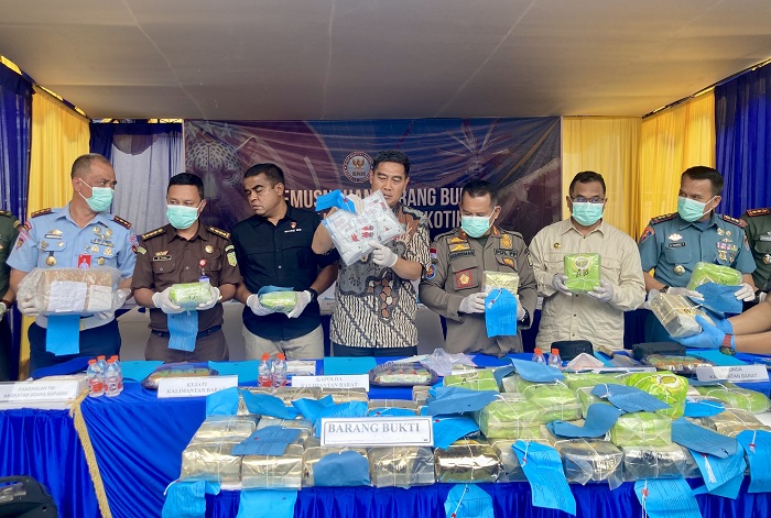 PEMUSNAHAN: BNNP Kalbar memusnahkan 61 kilogram narkotika berbagai jenis di RS Bhayangkara Anton Soedjarwo, Pontianak, Kamis (6/11).