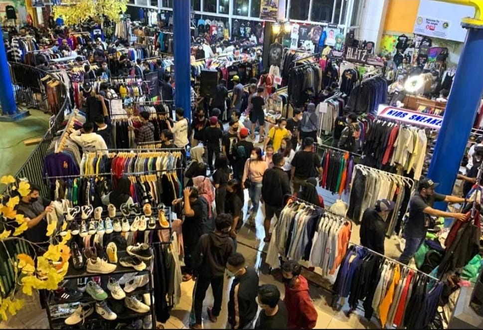 LELONG: Semarak pameran thrifting di salah satu pusat perbelanjaan modern Pontianak beberapa tahun lalu. Pakaian bekas impor, atau yang akrab disebut &lsquo;lelong&rsquo;, menjadi favorit warga Kalimantan Barat.