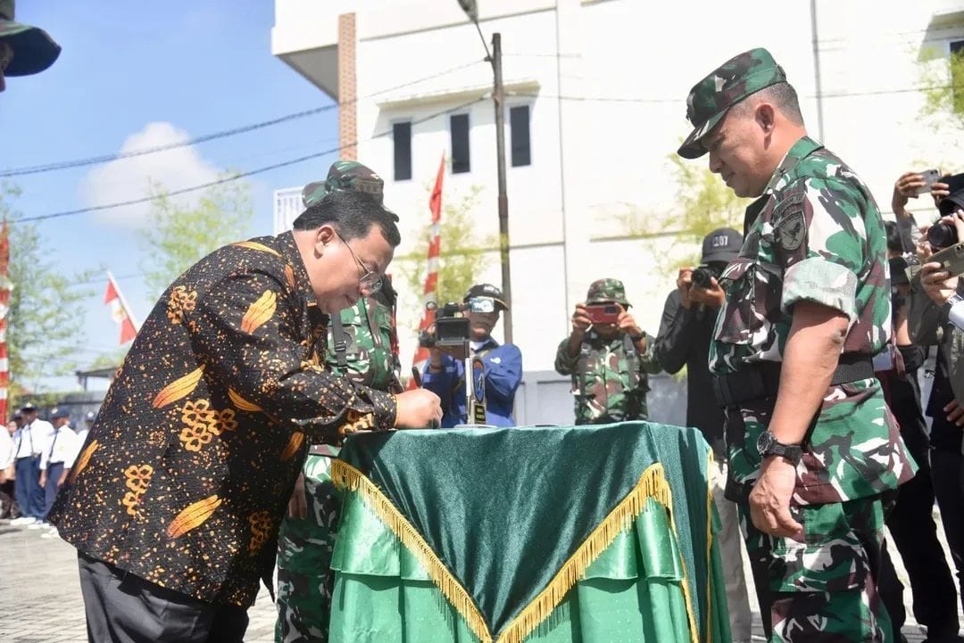HADIR: Wakil Bupati Kubu Raya, Sukiryanto, bersama jajaran Kodim 1207/Pontianak saat menghadiri penutupan TMMD ke-126 Tahun 2025 di Kecamatan Sungai Kakap.