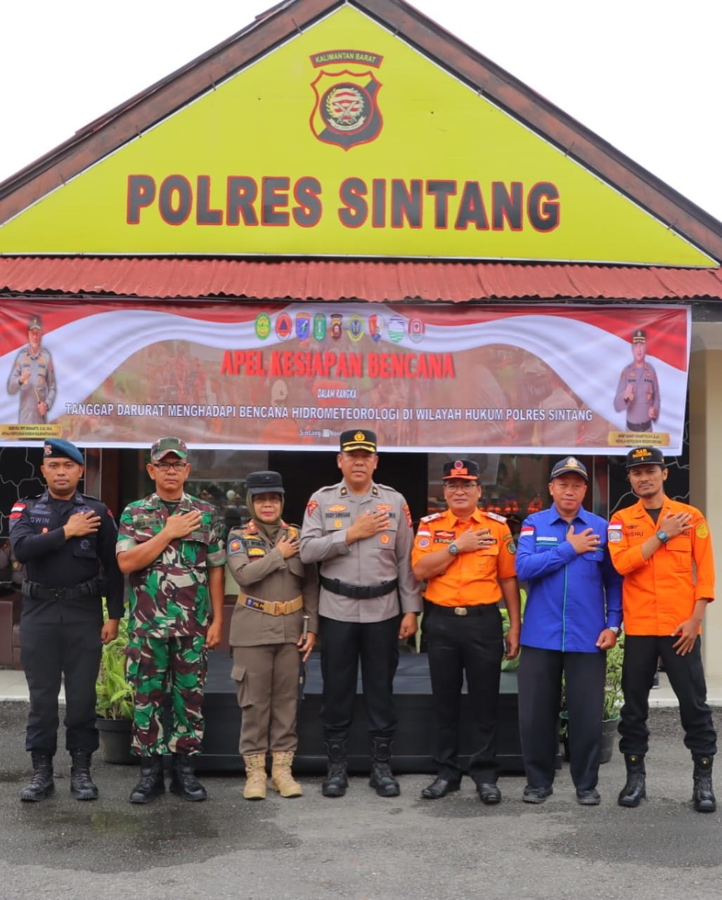 SIAP SIAGA: Apel Kesiapan Bencana di Mapolres Sintang, Kamis (6/11). Kegiatan ini diikuti seluruh personel Polri bersama unsur TNI, BPBD, relawan, dan instansi terkait