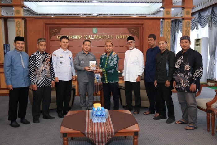 AUDENSI: Gubernur Kalbar Ria Norsan menerima audiensi Ikatan Alumni Pondok Pesantren Tebuireng di ruang kerjanya, Rabu (5/11).