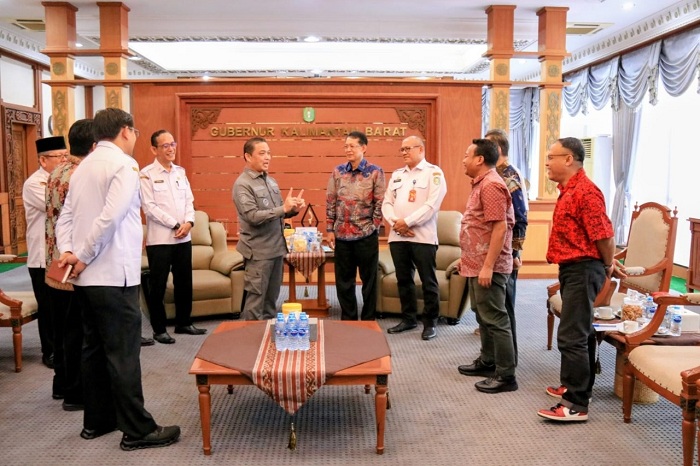 BERBINCANG: Gubernur Kalimantan Barat, Ria Norsan saat berbincang-bincang dengan panitia Pesta Paduan Suara Gerejani (Pesparani) Katolik Tingkat Provinsi Kalimantan Barat Tahun 2025.