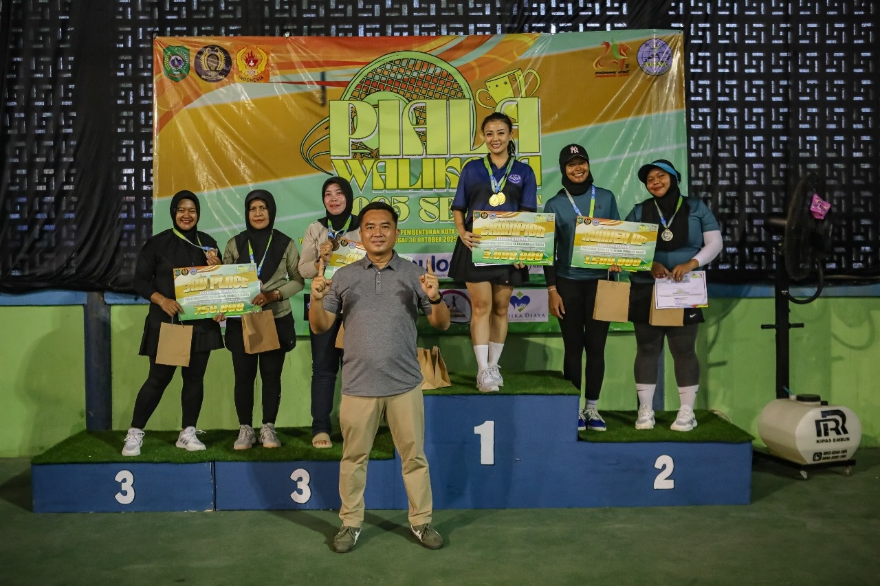PEMENANG: Branch Office Head BRI Singkawang, Prasetyo Adi Wibowo, menyerahkan hadiah kepada pemenang Turnamen Tenis Piala Wali Kota Singkawang 2025.