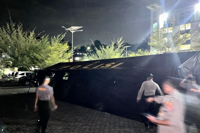GEMPA: Satuan Samapta Polres Tarakan melaksanakan pemasangan tenda pasca-gempa bumi Kota Tarakan di area Rumah Sakit Umum Daerah (RSUD) Jusuf SK,Tarakan, pada Rabu (5/11).