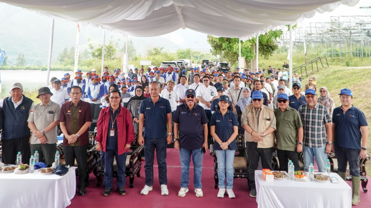 Foto bersama peserta dan jajaran pejabat dalam acara yang diadakan oleh Pupuk Kaltim, memperingati Hari Listrik Nasional ke-80.