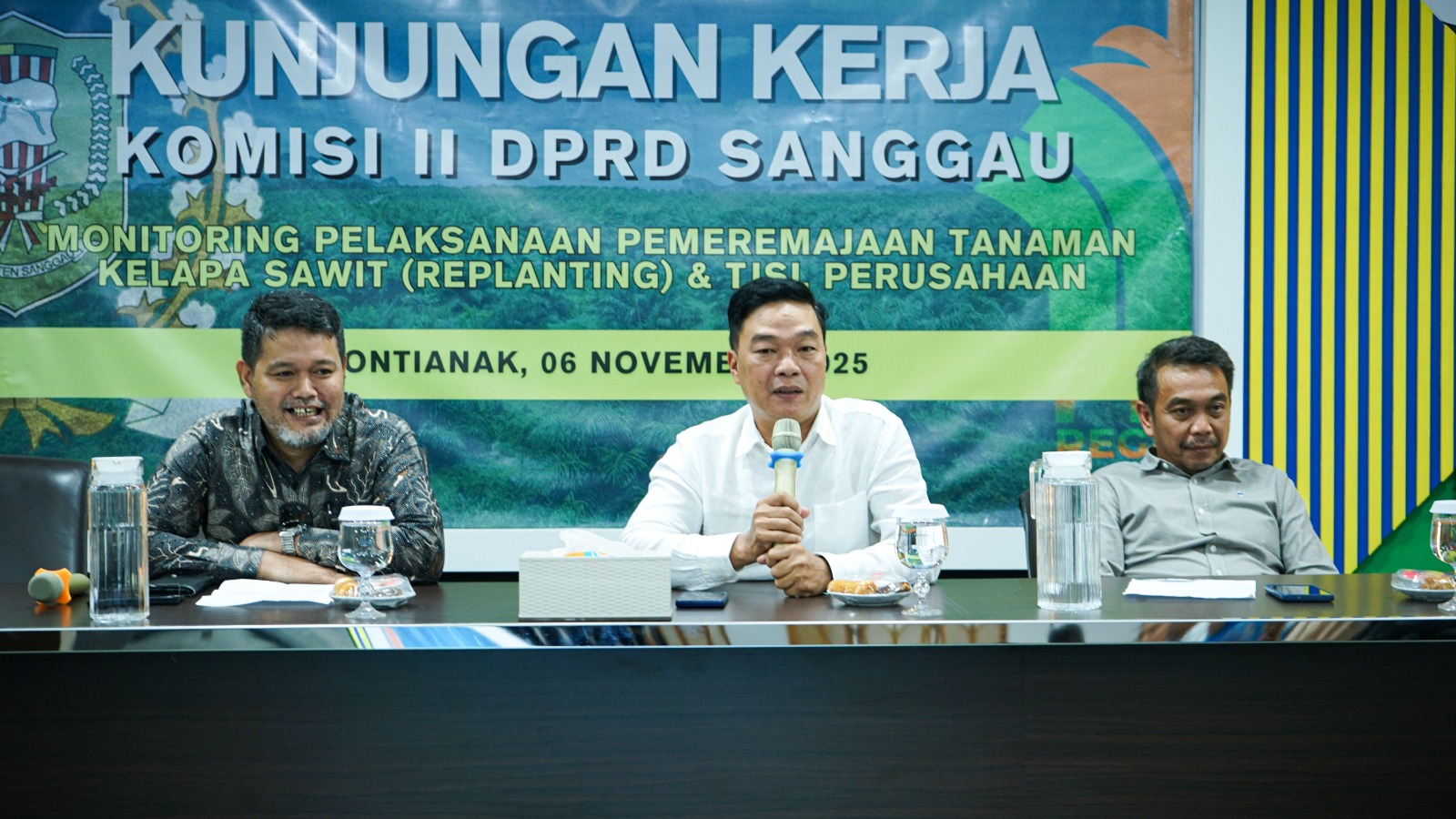 Dokumentasi kegiatan kunjungan Komisi II DPRD Kabupaten Sanggau ke kantor PTPN IV Regional V di Pontianak, Kamis (6/11).