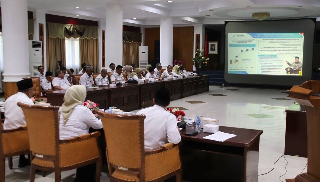 RAKOR: Bupati Erlina saat memimpin rakor bersama OPD.