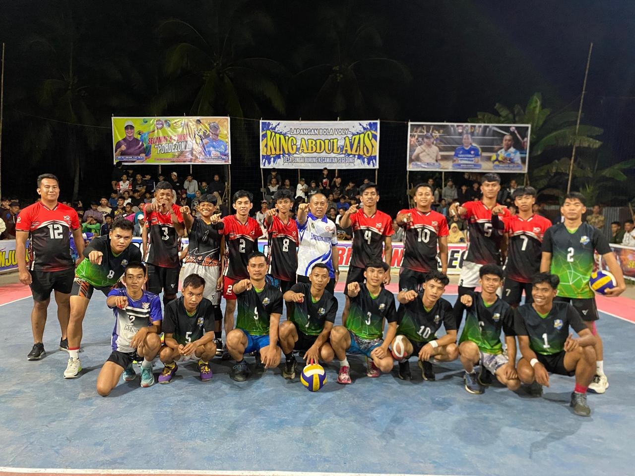 LAGA: Riduan M Yusuf berfoto bersama salah satu tim yang berlaga di Pordezon Seri III kemarin malam.